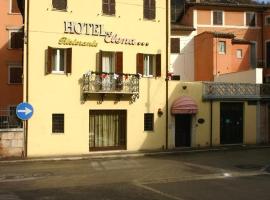 Hotel Ristorante Elena，位于Visso的酒店