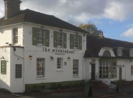 The Wheatsheaf Inn，位于Cuckfield的酒店