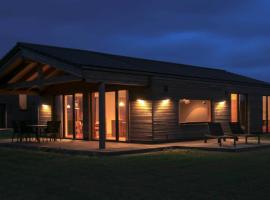 Gud Jard Lodge Nr 13 - Design-Ferienhaus mit exklusiver Ausstattung，位于佩尔沃姆的酒店