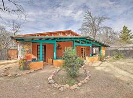 Vibrant Casa Paloma 2 with Patio - Near Vineyards!，位于Patagonia的酒店