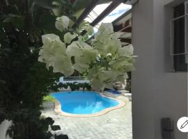 Pereybere Villa Valari with Pool Near Beach，位于佩雷贝勒的酒店