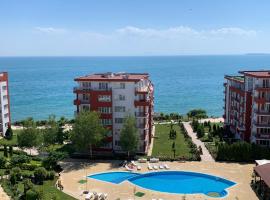 Kalina Private Apartments in Marina View Fort Beach, Sveti Vlas，位于圣弗拉斯黑海埃米内角附近的酒店