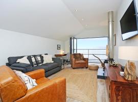 Musselburgh - Stylish 3 bed with Stunning Sea Views，位于爱丁堡穆索尔堡赛马场附近的酒店
