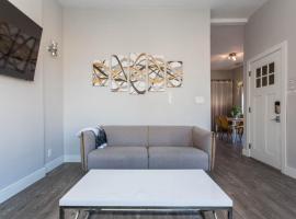 Prime Location - 1 Min Walk to Wrigley Field - 2BR Apts Perfect for Cubs Fans!，位于芝加哥的酒店