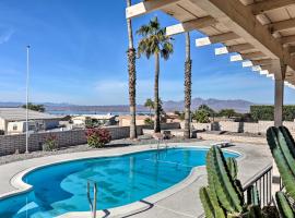 Private Oasis with Pool and Views, 2 Mi to Lake Havasu，位于哈瓦苏湖城的酒店