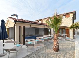 Villa Muskatel KRK -with heated pool，位于克尔克的酒店