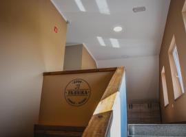 Ta Fabrika Restavracija,pizzerija in prenočišča，位于Dravograd的酒店