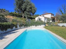 Côte d'Azur, Villa New Gold Dream with heated and privat pool, sea view，位于勒鲁雷的酒店