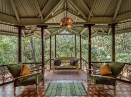 SaffronStays Parsi Manor - 4-BR heritage villa near Charlotte Lake serving authentic Parsi meals，位于马泰兰的酒店