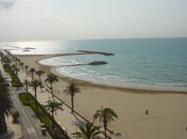 Lovely seaside apartment in front of Calafell beach and Cunit beach，位于塞古德卡拉斐的公寓