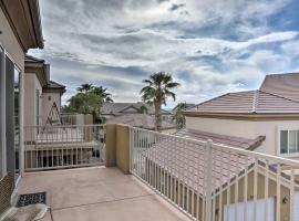 Desert Condo with Pool about 3 Miles to Colorado River!，位于Laughlin Bullhead International Airport - IFP附近的酒店