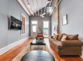 Cozy and Charming House Close to St Charles Ave，位于新奥尔良的酒店