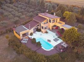 Villa Hacienda private pool and jacuzzi，位于帕拉利亚卡泰里尼斯的酒店