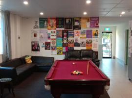 Perth City Backpackers Hostel - note - Valid passport required to check in，位于珀斯的酒店