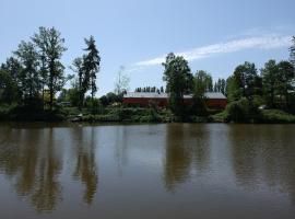 Florennes Gîte neuf 150 M2 devant un grand lac privé de 2 hectares poissonneux au milieu des bois，位于夫洛雷恩的度假屋