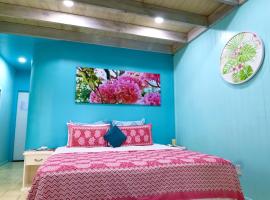 ShineAwayHomes -AC Beachfront RAROTONGA，位于Matavera的酒店