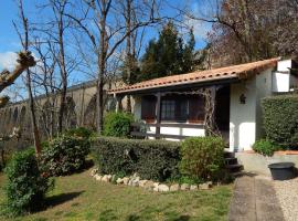 The Petite Chalet Chambre d'hôtes，位于LʼIsle-Jourdain的酒店