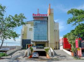 RedDoorz Plus near Hotel Benua Kendari，位于Pulupanda的酒店