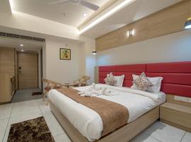 HOTEL SILVERA GRAND，位于艾哈迈达巴德萨达尔·瓦拉巴伊·帕特尔国际机场 - AMD附近的酒店