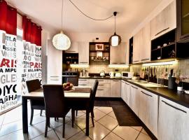 Modern apartment halfway between Milan and Como，位于Cogliate的酒店