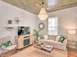 Bright Galveston Cottage Close to Beach and Strand，位于加尔维斯敦的Spa酒店