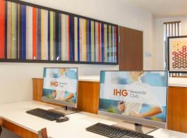 Holiday Inn Express & Suites Chicago O'Hare Airport, an IHG Hotel，位于德斯普兰斯的酒店