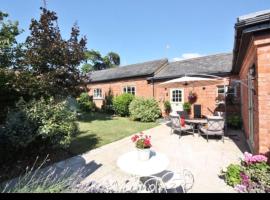 Stunning Barn private hot tub Malvern & Worcester Sleeps 6，位于伍斯特的酒店