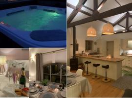 Stunning Barn private hot tub Worcester & Malvern Sleeps 6，位于伍斯特的带按摩浴缸的酒店