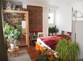 Very large private room with own bathroom, in Montmartre apartment