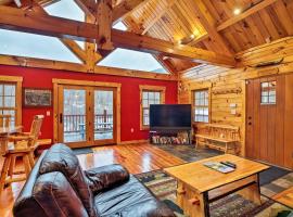 Ski Lodge Mtn Retreat with Fire Pit, Deck and Views!，位于Starksboro的酒店