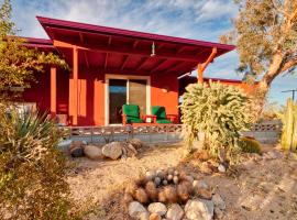 Chuck's Cabin in a Joshua Tree Community，位于二十九棕榈村Wonderland Wash Trail步道附近的酒店