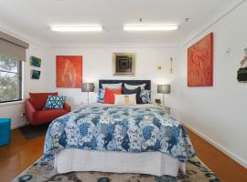 Marche Home Stay, Immaculate Presentation, Private & Relaxing，位于LambtonNewcastle City Library附近的酒店
