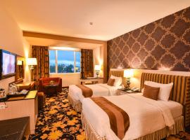 武吉丁宜格兰德洛基酒店，位于武吉丁宜的带泳池的酒店