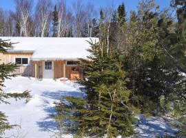 The Sleeping Moose Cottage，位于Birch Plain的酒店