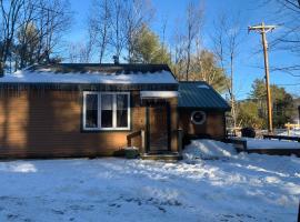 Brook Road Cabin，位于Goshen的酒店