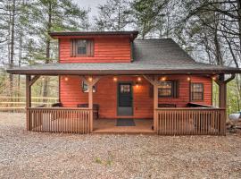 Modern Cabin with Deck in the Blue Ridge Mountains!，位于布莱尔斯维尔的酒店