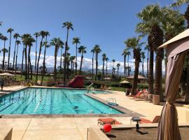 Palm Valley CC 3 Bdrms 2 Bath Platinum Membership，位于棕榈荒漠的高尔夫酒店