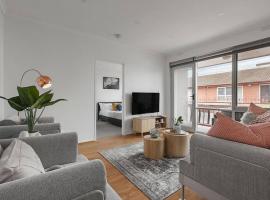 Heart of Ormond Apartment by Ready Set Host，位于Carnegie的酒店