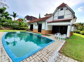A famosa Resort Villa with private pool by BeeStay 10 pax，位于Kampong Alor Gajah的酒店