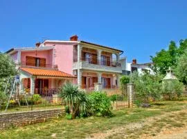 Comfortable apartments in Peroj near the sea