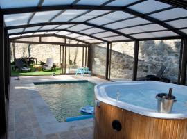 Casa Rural Villa Angeles con Piscina y Jacuzzi，位于Collado Mediano的酒店