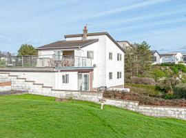 Trearddur Bay - Home with a view and Hot Tub - Sleeps 10，位于特雷杜尔的酒店