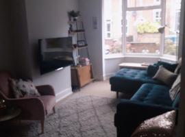 24 Belle Vue Road House，位于那不勒斯的酒店
