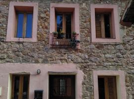 Albergue el Hacedor，位于La Aldea del Portillo de Busto的带停车场的酒店