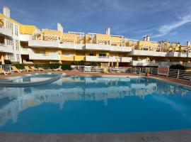 Apartamento T2 com piscina em Conceição e Cabanas de Tavira，位于塔维拉贝纳摩尔高尔夫球场附近的酒店