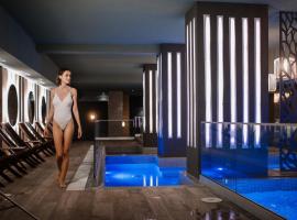 Bacolux Afrodita Resort & SPA, Herculane，位于伯伊莱海尔库拉内的带按摩浴缸的酒店