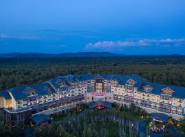 长白山温泉皇冠假日度假酒店，位于安图县长白山和平滑雪场附近的酒店