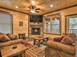 Luxe Cabin with Home Theater Less Than 2 Miles to Gatlinburg，位于加特林堡的Spa酒店