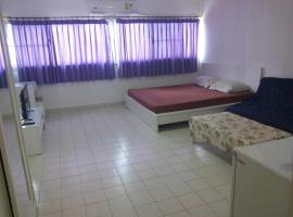 Room in Studio - Impact Don Mueang Bangkok Guest House For 3 Pax，位于暖武里府的酒店
