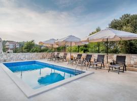 Luxury apartments Alkar with swimming pool，位于拉扎尼的酒店